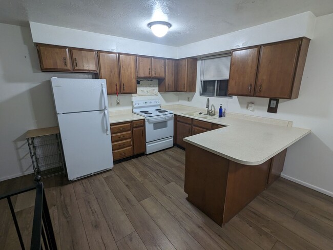 Building Photo - Single family home in Sandy, 4 bed 2 bath,...