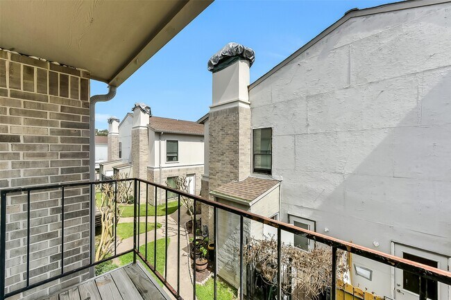 Building Photo - 2425 Augusta Dr