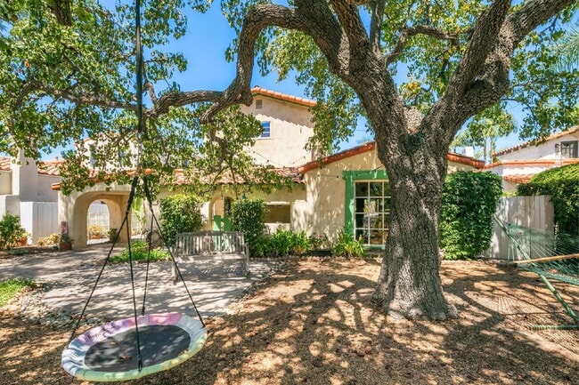 Building Photo - Luxury Living in the Heart of Kensington -...