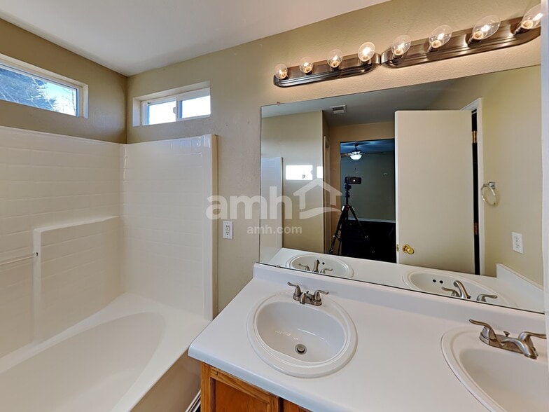 Building Photo - 20132 E Hampden Pl