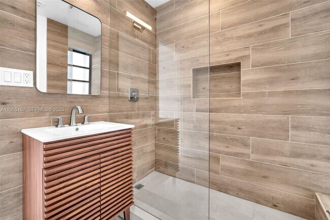 Building Photo - 2702 Scott St