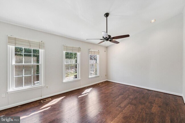 Building Photo - 10520 Pine Haven Terrace