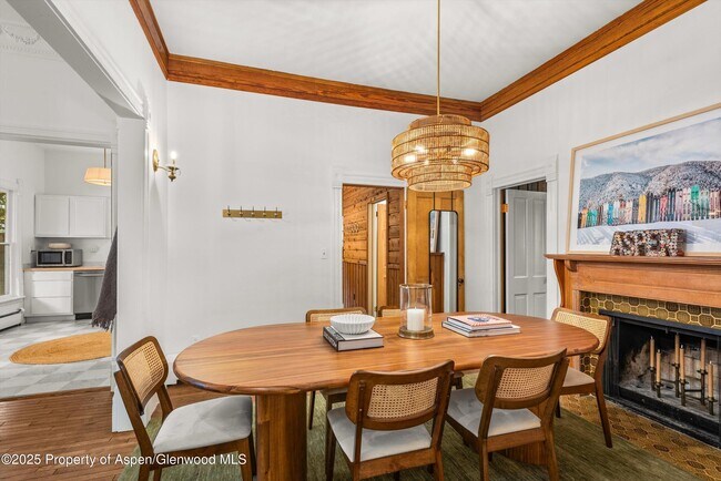 Building Photo - 406 W Smuggler St