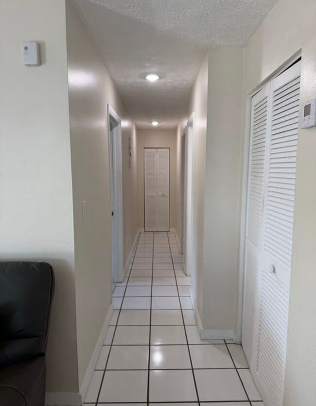 Building Photo - Private Bedroom w/ Private Bath in Spacious 1,100 Sq Ft Home – Prime Location