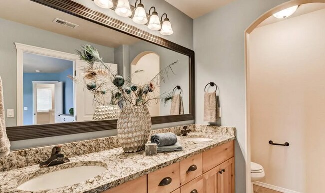 Building Photo - Charming Townhome located in a great area! Coming soon!