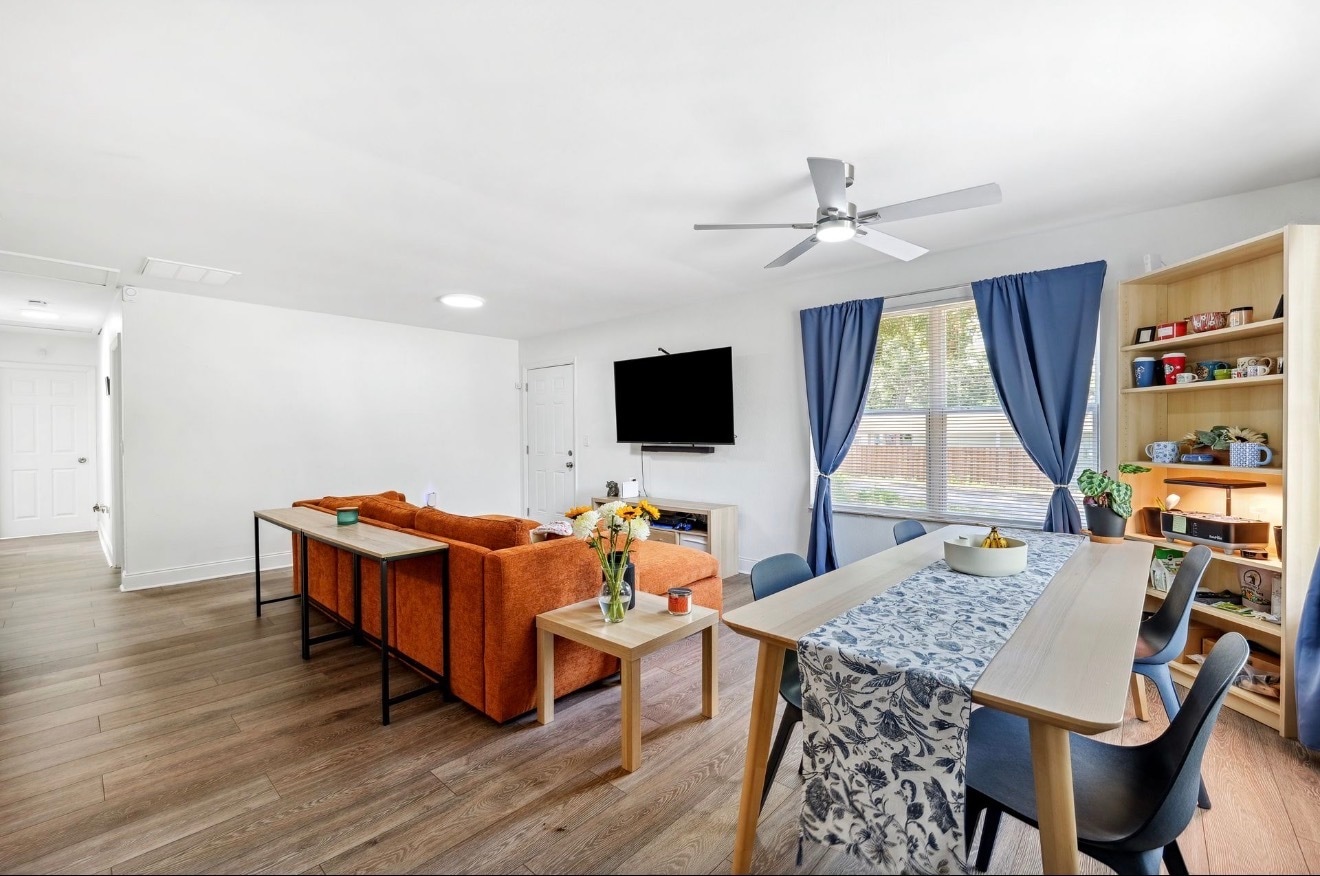 Living room/Dining room - 3801 Carroway St