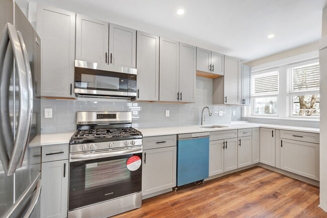 Building Photo - 105 School St