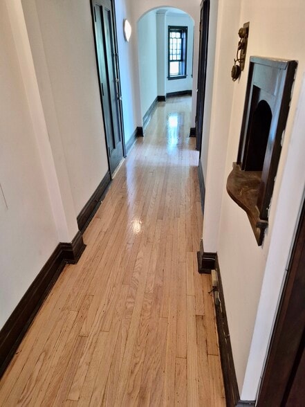 Building Photo - 704 S Maple Ave