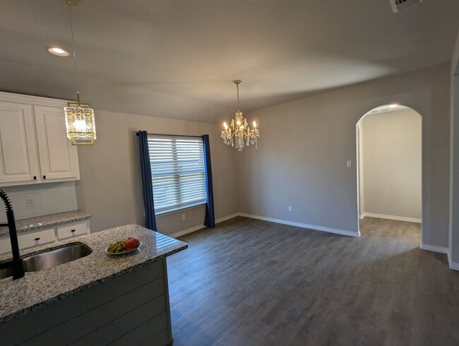 Building Photo - 3/2/2 Stunning Foxridge Home