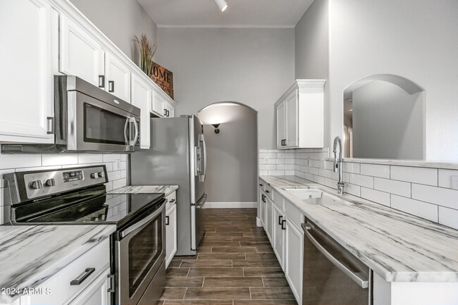 Building Photo - 2075 S Peppertree Dr