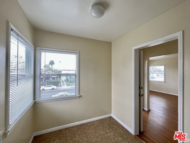 Building Photo - 4424 1/2 Arlington Ave-4424