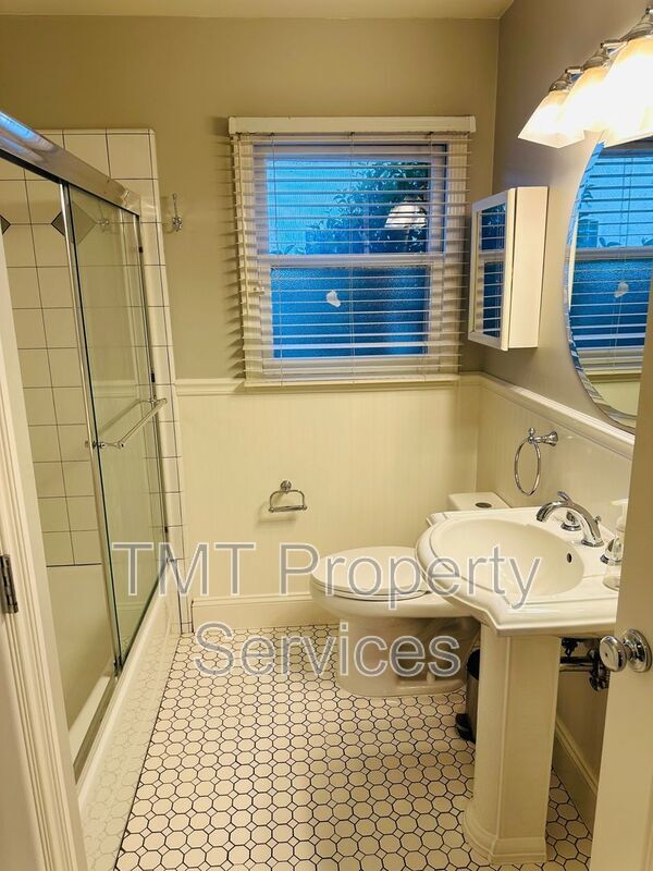 Building Photo - 5536 D St