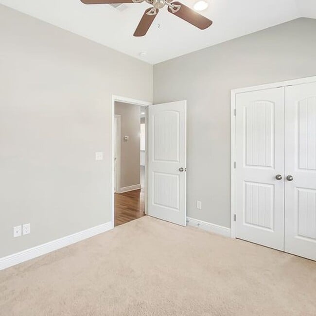 Building Photo - Beautiful 3 Bed 2 Bath Available in July!