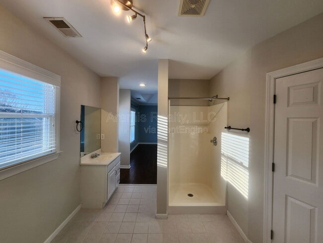 Building Photo - 3239 Osborne Rd NE