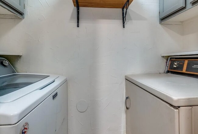 Building Photo - 5916 Gaston Ave