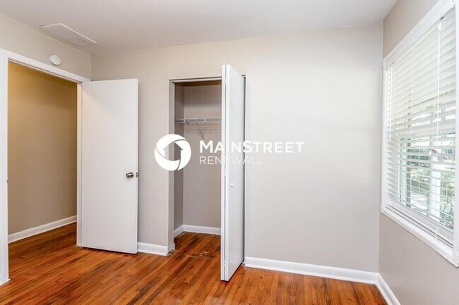 Building Photo - 3 Bedroom Pet-Friendly Home in Forest Park...