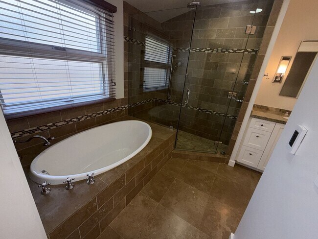 Building Photo - Burbank Hillside 3brm, 3bath Residence.