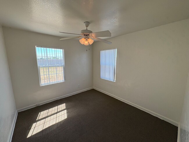 Building Photo - Cozy Hanford Home Available Now!