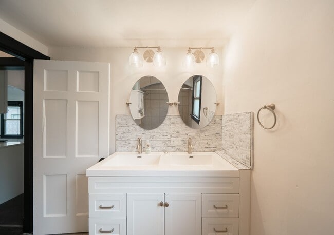 Building Photo - Charming Spanish Revival bungalow!