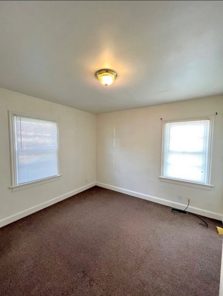 Building Photo - 1604 E 9th St