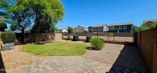 Building Photo - 841 E Lovegrass Dr