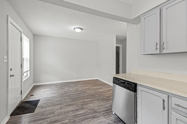 Building Photo - Summer Special! Spacious Updated 3BR Townhome + $250 Off First Month’s Rent
