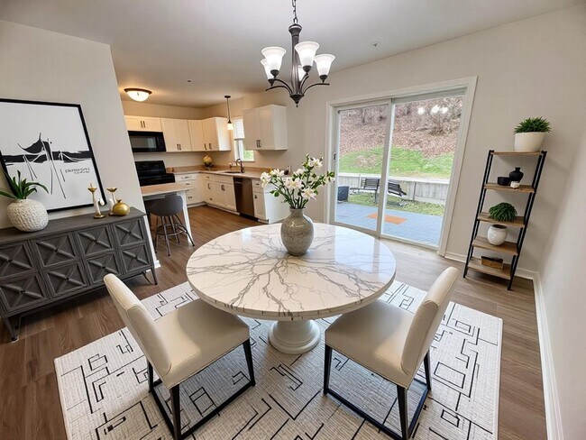 Building Photo - 3 Bedroom 2.5 Bathroom Townhome in Mechanicsburg!