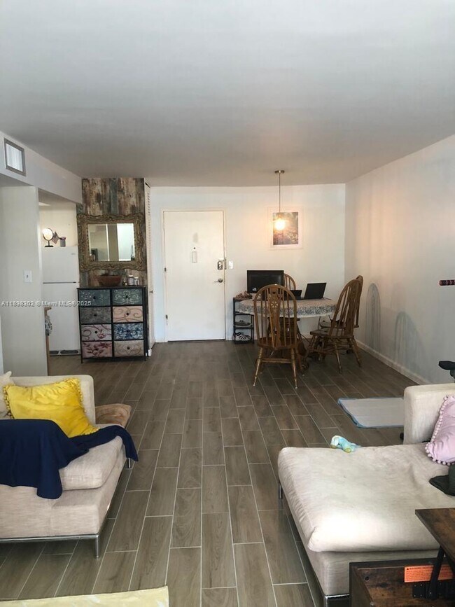 Building Photo - 1913 S Ocean Dr