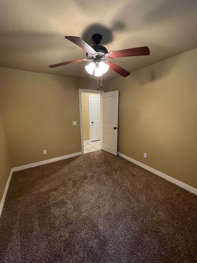 Building Photo - 405 Cherry St