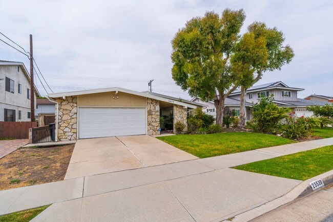 Building Photo - West Torrance 4 bedroom 2 bath