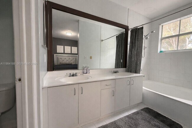 Building Photo - 10909 NW 43rd Ln