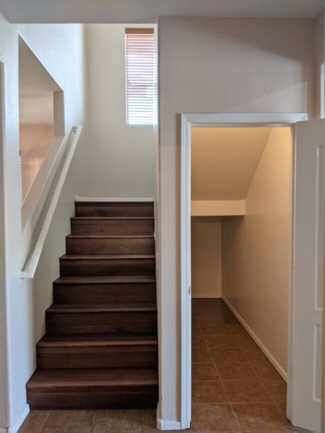 Building Photo - 4 Bedroom Home Near W Southern Ave and S 7...