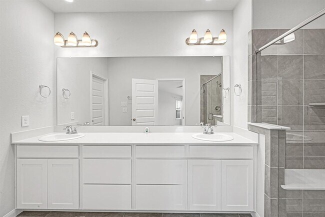 Building Photo - 1528 Lakeline Oak Dr