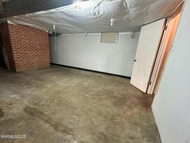 Building Photo - 320 W Plumb Ln