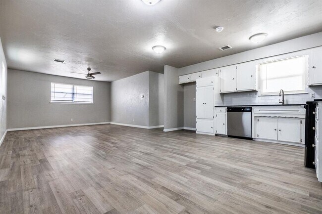 Building Photo - 617 Queensboro Pl