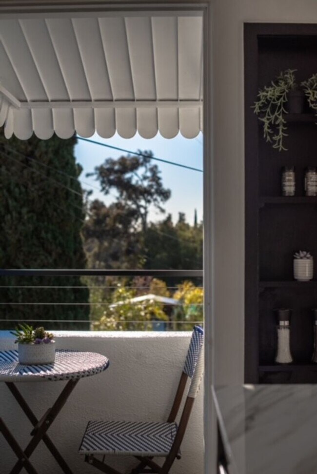 Building Photo - Beautiful 1B/1BA Upstairs Furnished Apt in...