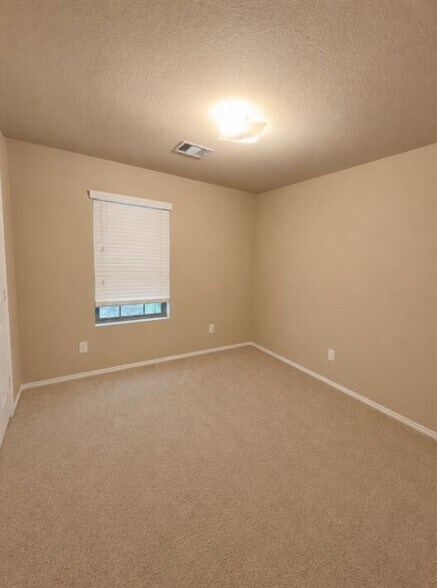 Building Photo - 817 Lovebug Ln