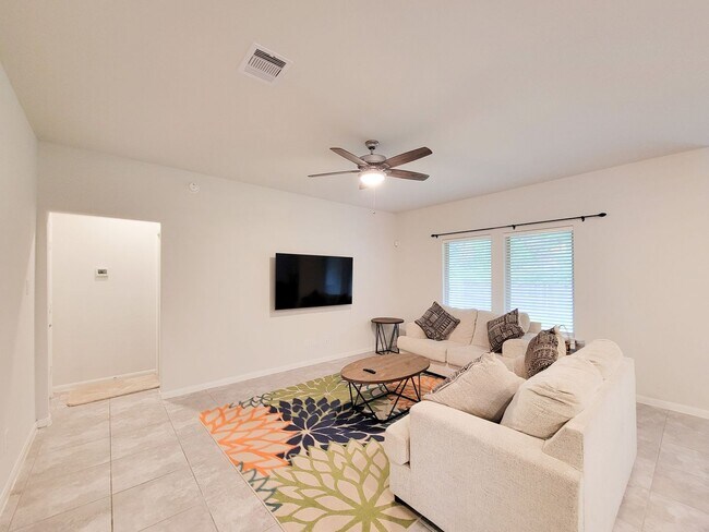 Building Photo - BEAUTIFUL 3 BEDROOM 2 BATH HOME WITH NO BACKYARD NEIGHBORS. TALL TREES AS YOU LOOK FROM THE COVER...