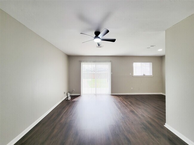 Building Photo - 6439 Oaknut Dr