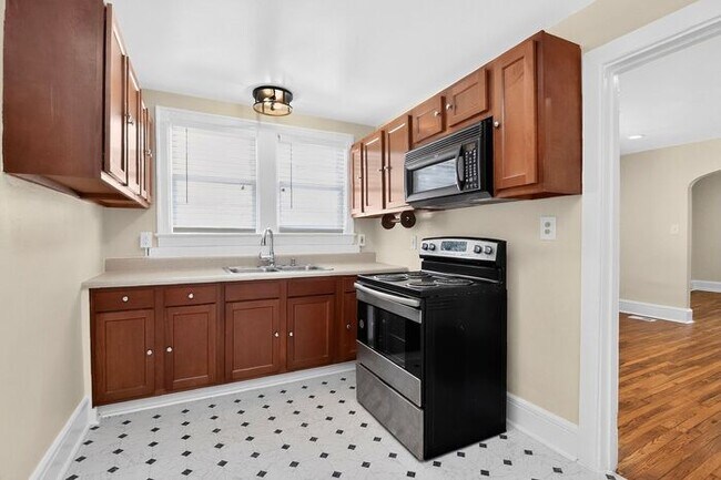 Building Photo - Charming 2BD/1BA Home Near Lakewood Park!