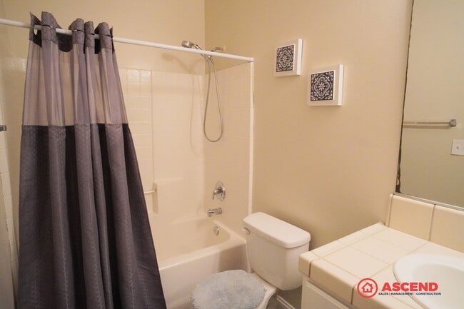 Building Photo - Fully Furnished Home In East Bakersfield!