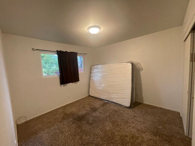 Building Photo - Ideal 4br/2ba single story with chefs kitchen