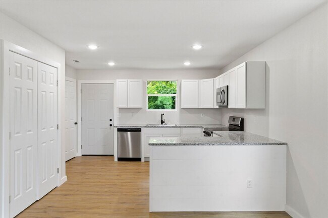 Building Photo - 3 Bedroom | 2 Bathroom | Marionville | Granite | Stainless Steel Appliances | Brand New!