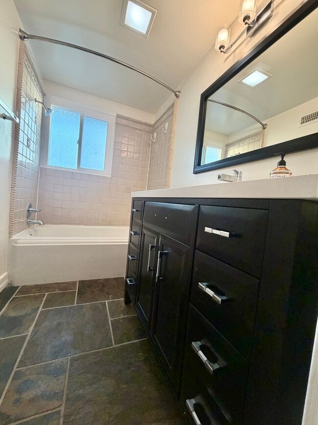 Building Photo - 4 Bedroom Beautiful Tustin Cul-De-Sac Home