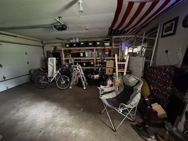 Building Photo - "Experience Elegant Living: 4-Bed Home with Granite Touches & Cozy Fireplace in Cottage Grove!"