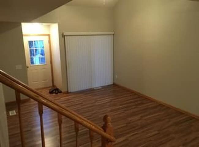 Building Photo - 2 Bed + Loft/1.5 Bath Townhouse- Great Location! Available August 1st!