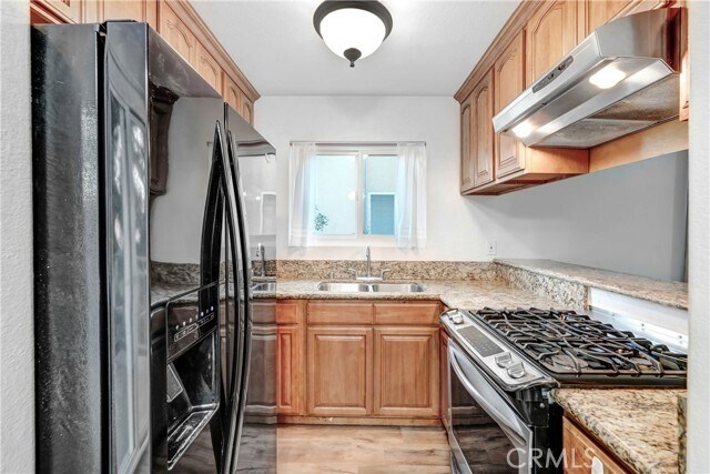 Building Photo - 1637 E 5th St