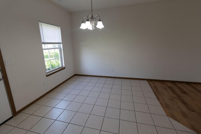 Building Photo - 5000 Derby Ridge Dr