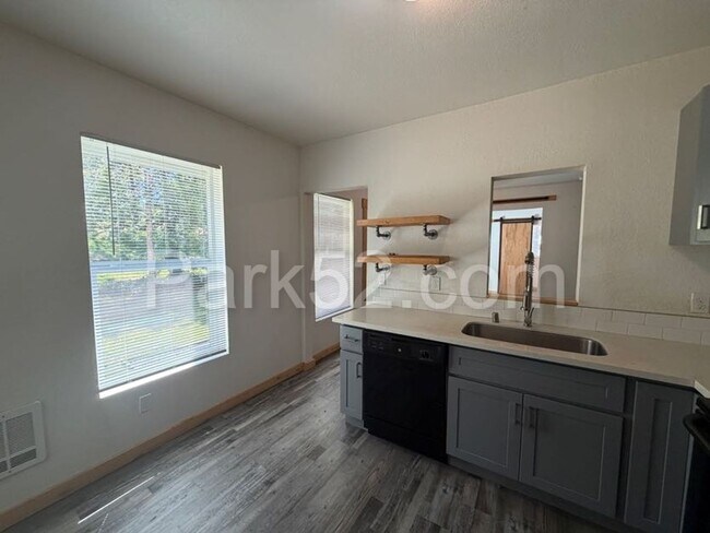 Building Photo - 1 Bed 1 Bath Tacoma Apartment - Small Pet Friendly