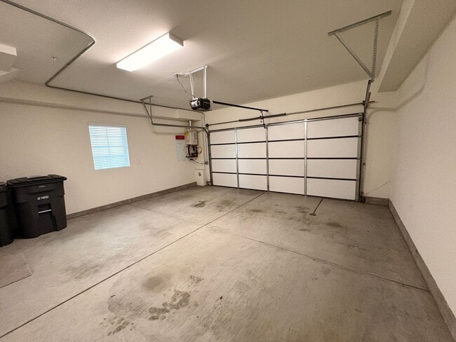 Building Photo - 2 Bed, 2.5 Bath in Anaheim!